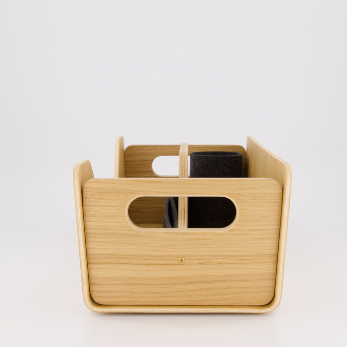 Gustav Dot desk organizer – detail shot of oak veneer finish