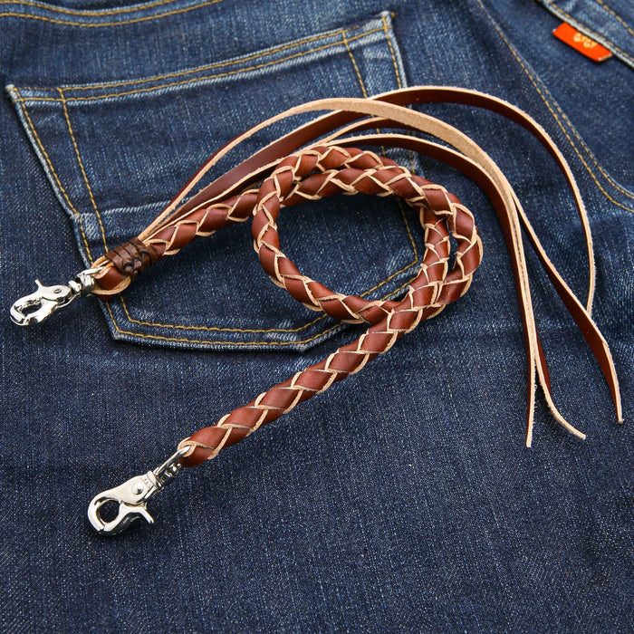 The men's biker wallet chain in coiled, braided light brown leather on a denim background.