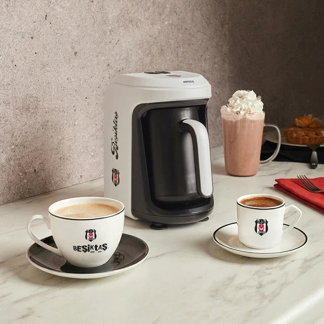 Machine à café turc Karaca x Beşiktaş Hatır Hüps sous licence avec fonction lait et hymne du club