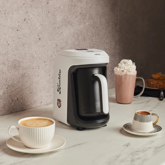 Machine à café turc Karaca x Beşiktaş Hatır Hüps sous licence avec fonction lait et hymne du club