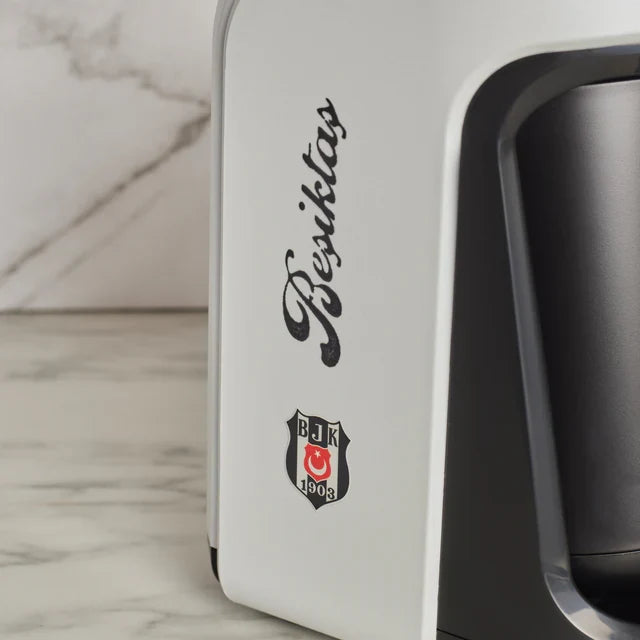 Machine à café turc Karaca x Beşiktaş Hatır Hüps sous licence avec fonction lait et hymne du club