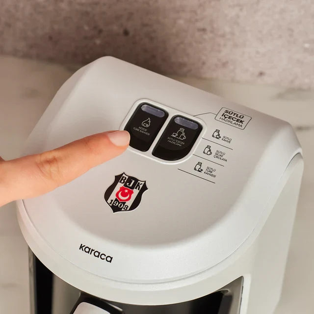 Machine à café turc Karaca x Beşiktaş Hatır Hüps sous licence avec fonction lait et hymne du club