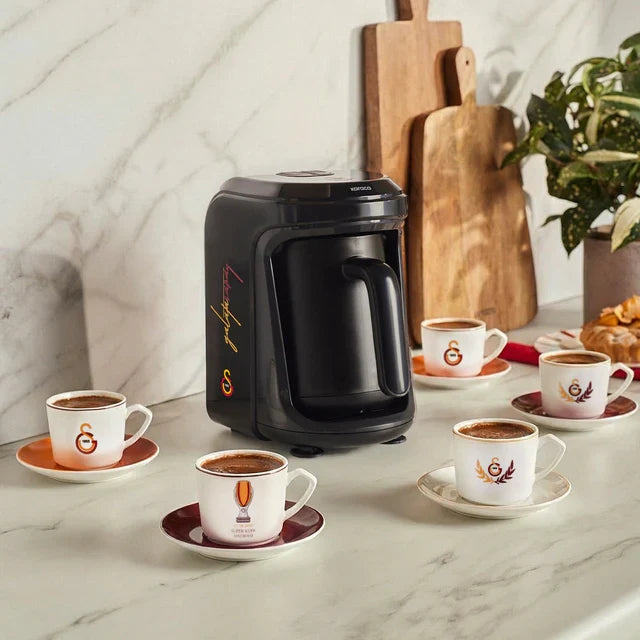 Machine à café turc Karaca x Galatasaray Hatır Hüps sous licence avec fonction lait et hymne du club