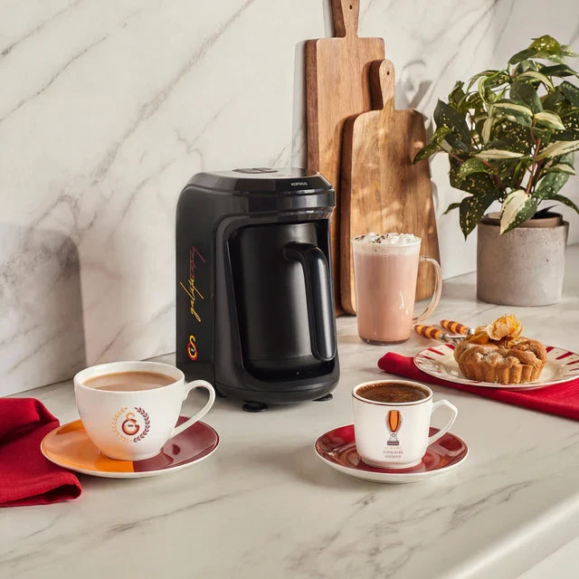Machine à café turc Karaca x Galatasaray Hatır Hüps sous licence avec fonction lait et hymne du club