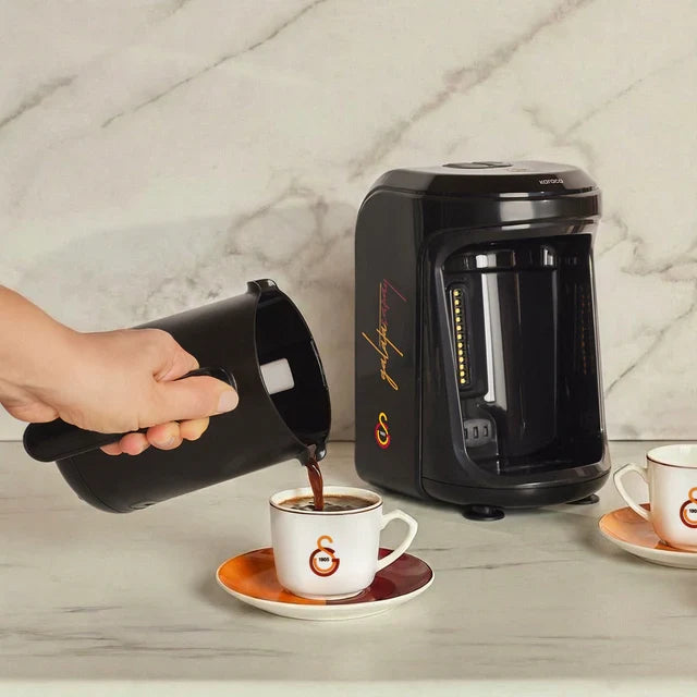 Machine à café turc Karaca x Galatasaray Hatır Hüps sous licence avec fonction lait et hymne du club